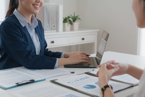 Asia,Real,Estate,Sale,Agent,,Stock,Market,Trader,Woman,Work