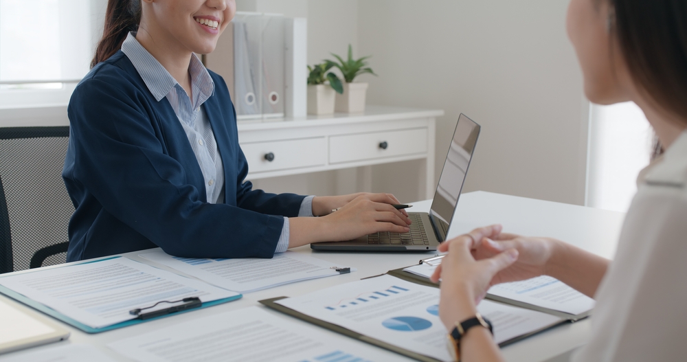 Asia,Real,Estate,Sale,Agent,,Stock,Market,Trader,Woman,Work