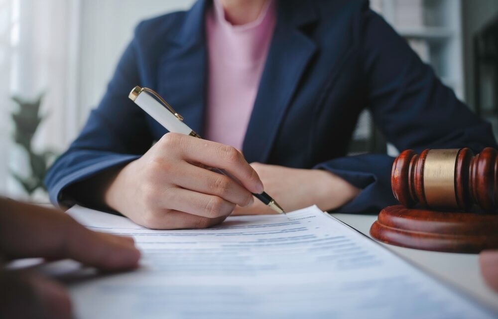 Lawyer,Is,Signing,A,Last,Will,And,Testament,During,A