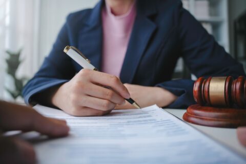 Lawyer,Is,Signing,A,Last,Will,And,Testament,During,A